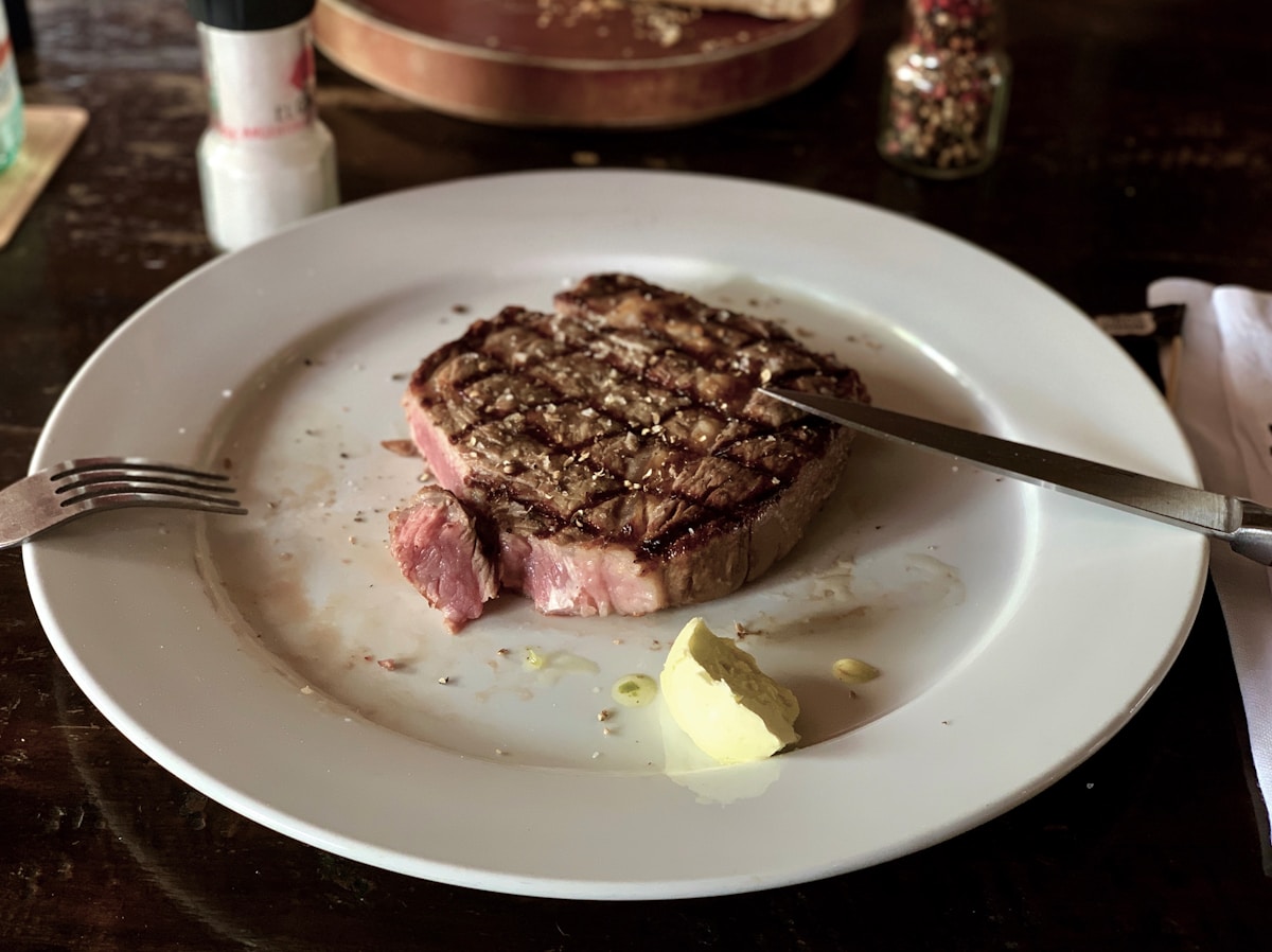 Prato com carne servido para um almoço especial