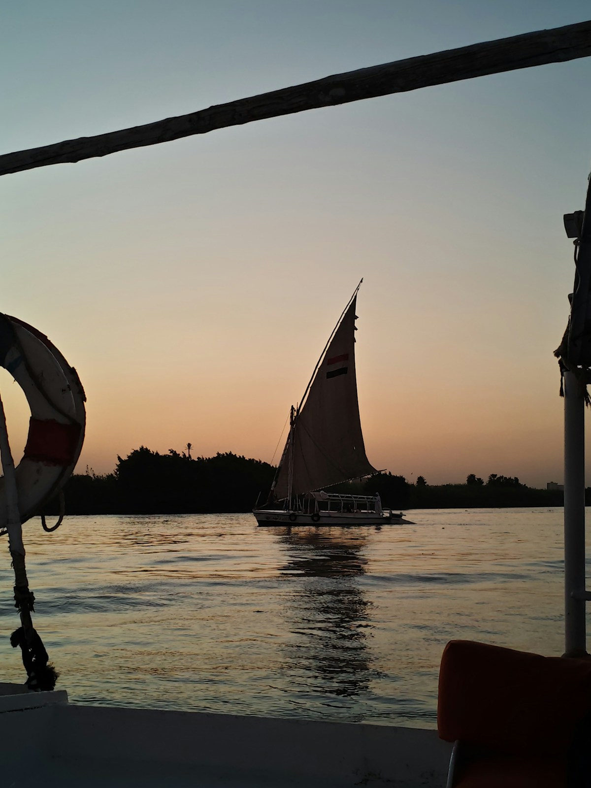 Barco navegando pelo rio durante o pôr do sol