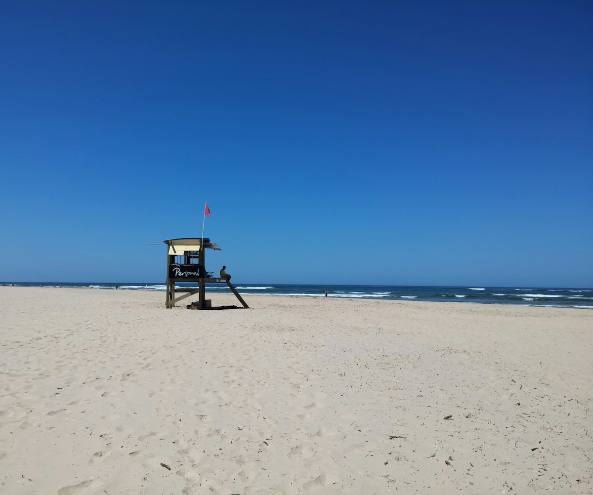 Praia uruguaia de areia clara e mar azul